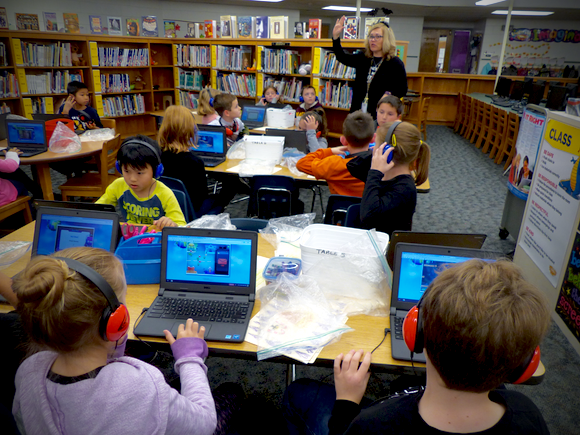 Students using library media center at Pearl Buck ES
