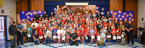 Large group photo of Ferderbar 2nd graders with guests
