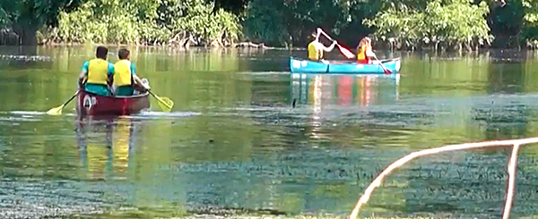 Students canoe at Tyler State Park