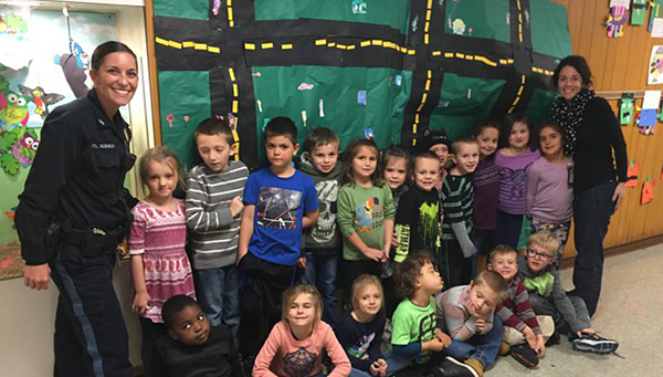 Officer Robison with kindergarten class